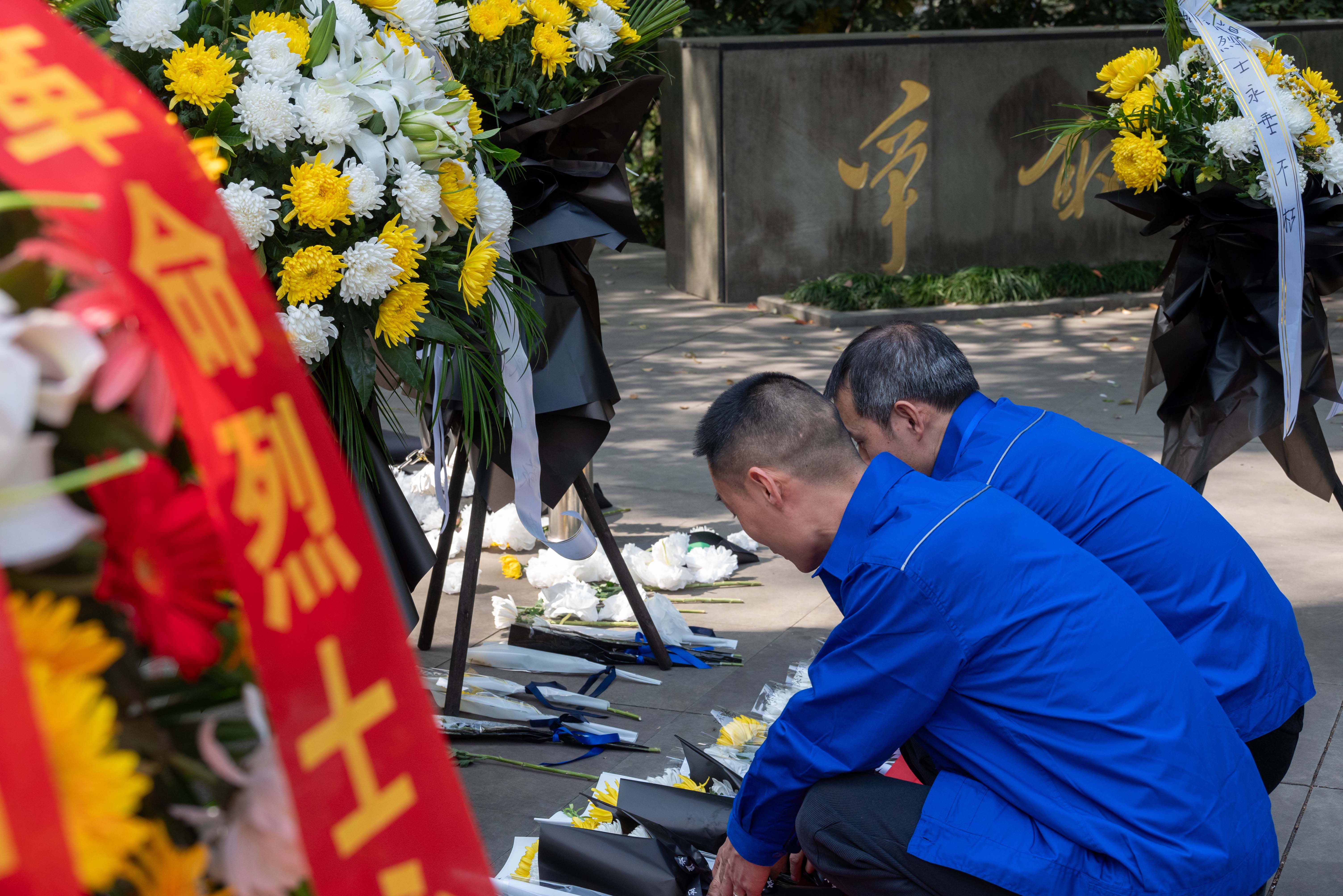 1743647132131788.jpg 革命紀(jì)念碑-敬獻(xiàn)鮮花.jpg